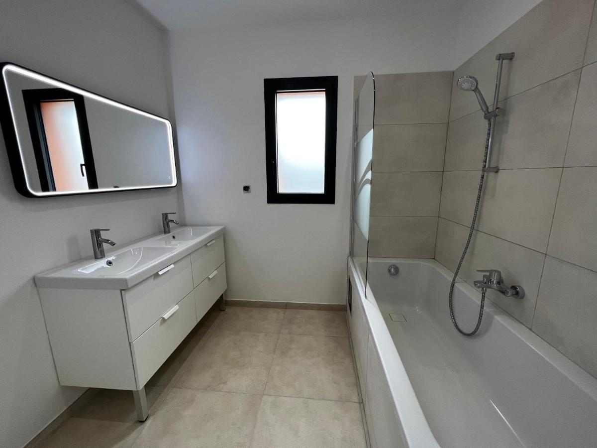 Villa Moderne Avec Piscine Et Parking A